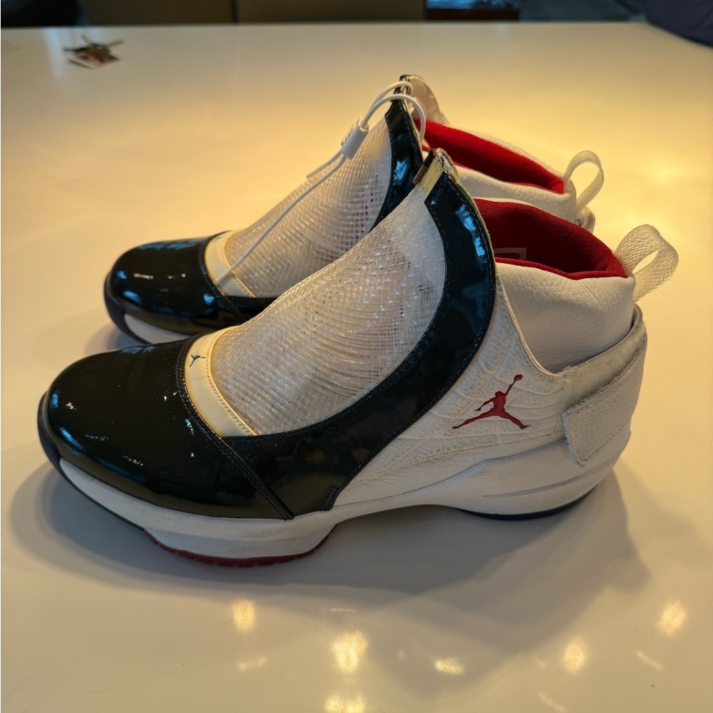 Jordan Men’s Navy, White and Red 2004 XIX model.